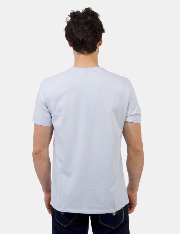 T-shirt Guess Azzurro - T-shirt in total azzurro pastello con logo brand ricamato in tono su tono. La vestibilità è morbida