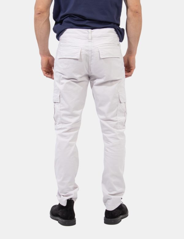 Pantaloni Guess Bianco - Pantaloni in total bianco sporco. Presenti tasche a taglio trasversale e tasche a toppa laterali co