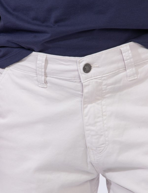 Pantaloni Guess Bianco - Pantaloni in total bianco sporco. Presenti tasche a taglio trasversale e tasche a toppa laterali co