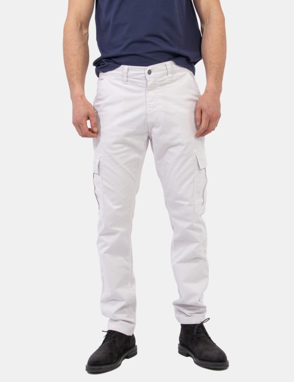 Pantaloni Guess Bianco - Pantaloni in total bianco sporco. Presenti tasche a taglio trasversale e tasche a toppa laterali co