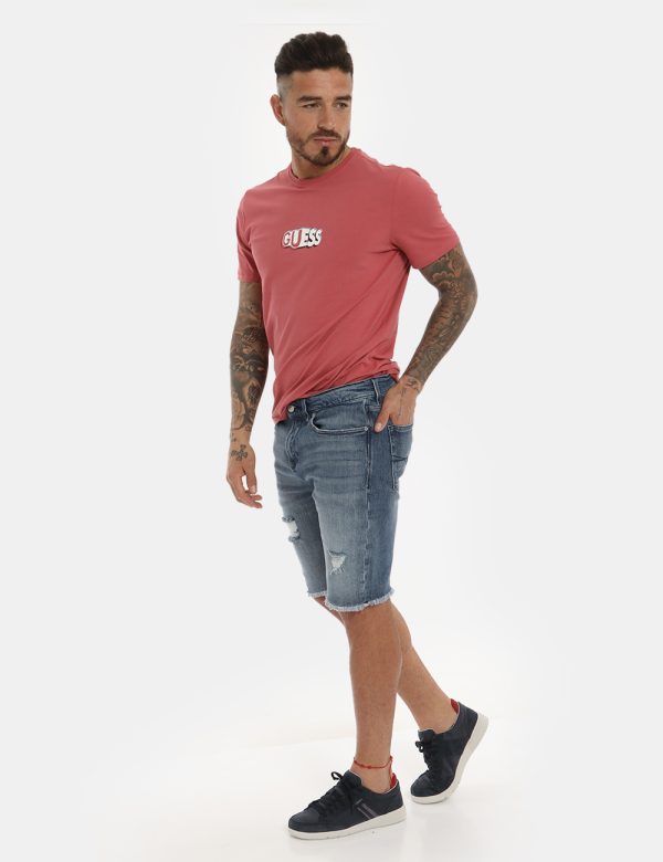 Jeans Bermuda blu denim - COMPOSIZIONE E VESTIBILITÀ:99% cotone 1% elastaneIl modello è alto 178 cm e indossa la taglia 32 U