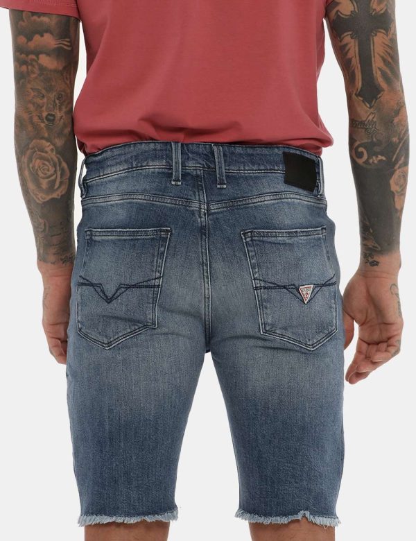 Jeans Bermuda blu denim - COMPOSIZIONE E VESTIBILITÀ:99% cotone 1% elastaneIl modello è alto 178 cm e indossa la taglia 32 U