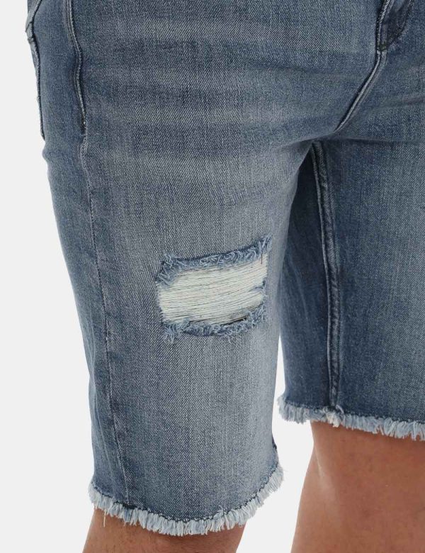 Jeans Bermuda blu denim - COMPOSIZIONE E VESTIBILITÀ:99% cotone 1% elastaneIl modello è alto 178 cm e indossa la taglia 32 U