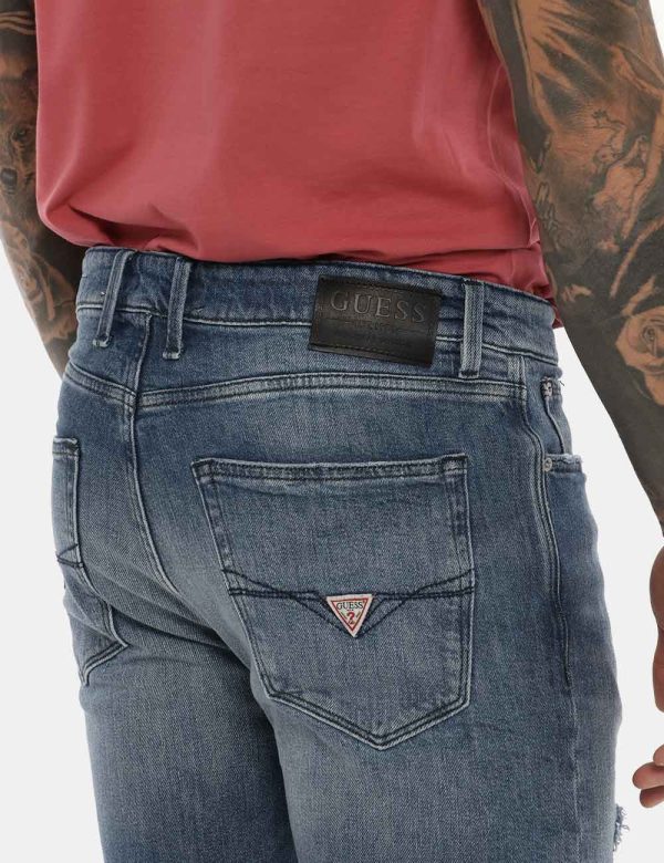 Jeans Bermuda blu denim - COMPOSIZIONE E VESTIBILITÀ:99% cotone 1% elastaneIl modello è alto 178 cm e indossa la taglia 32 U