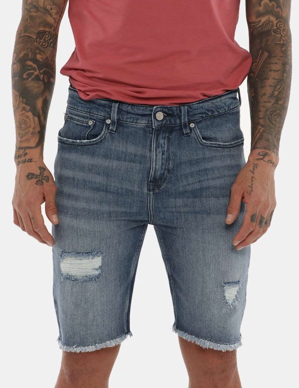 Jeans Bermuda blu denim - COMPOSIZIONE E VESTIBILITÀ:99% cotone 1% elastaneIl modello è alto 178 cm e indossa la taglia 32 U