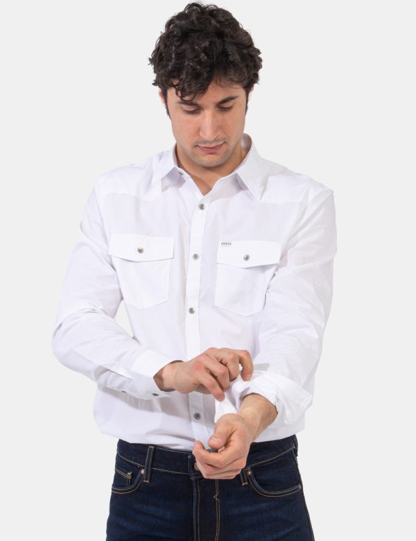 Camicia Guess Bianco - Camicia classica da uomo in total bianco. Presenti tasche a toppa con chiusura. La vestibilità è morb