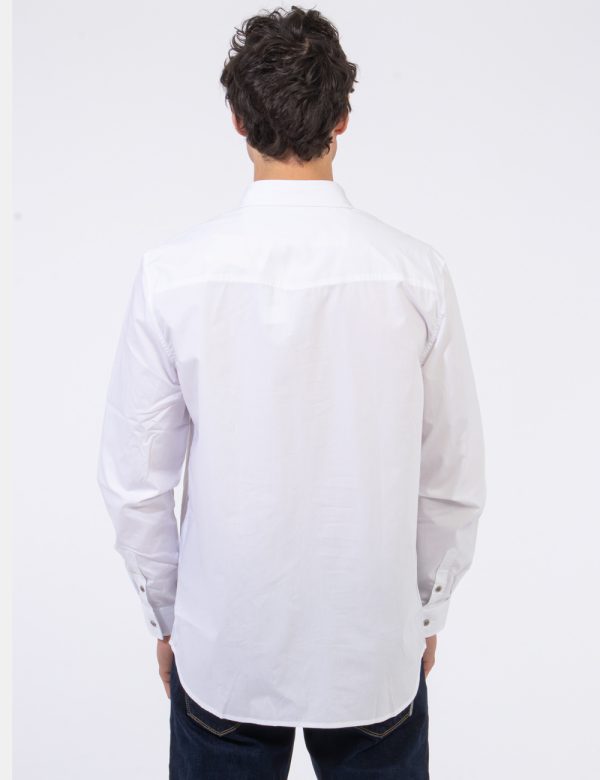 Camicia Guess Bianco - Camicia classica da uomo in total bianco. Presenti tasche a toppa con chiusura. La vestibilità è morb