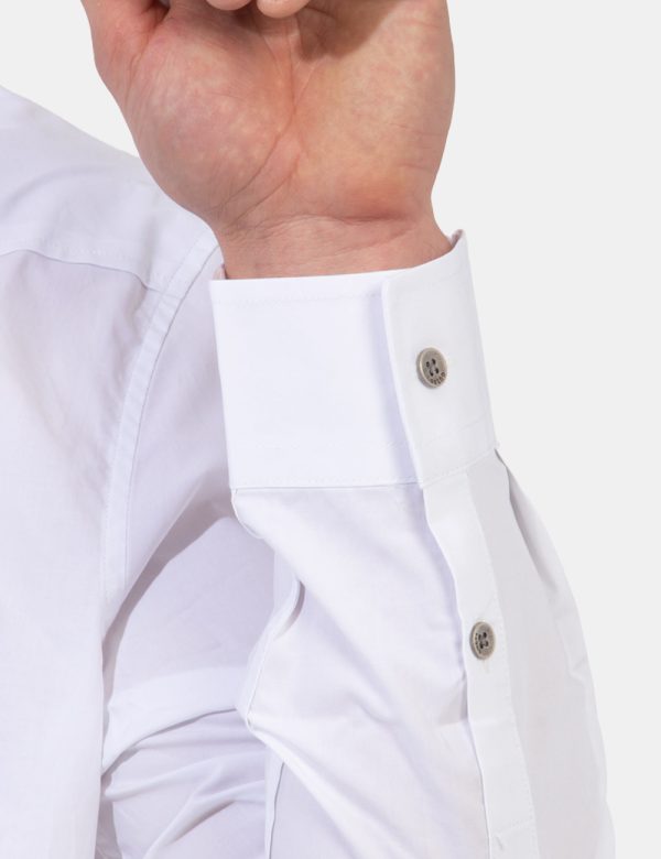 Camicia Guess Bianco - Camicia classica da uomo in total bianco. Presenti tasche a toppa con chiusura. La vestibilità è morb