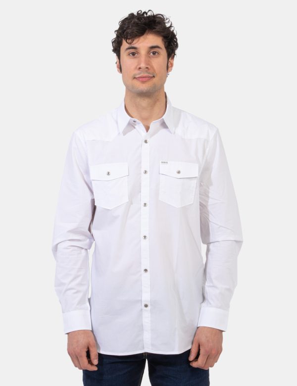 Camicia Guess Bianco - Camicia classica da uomo in total bianco. Presenti tasche a toppa con chiusura. La vestibilità è morb