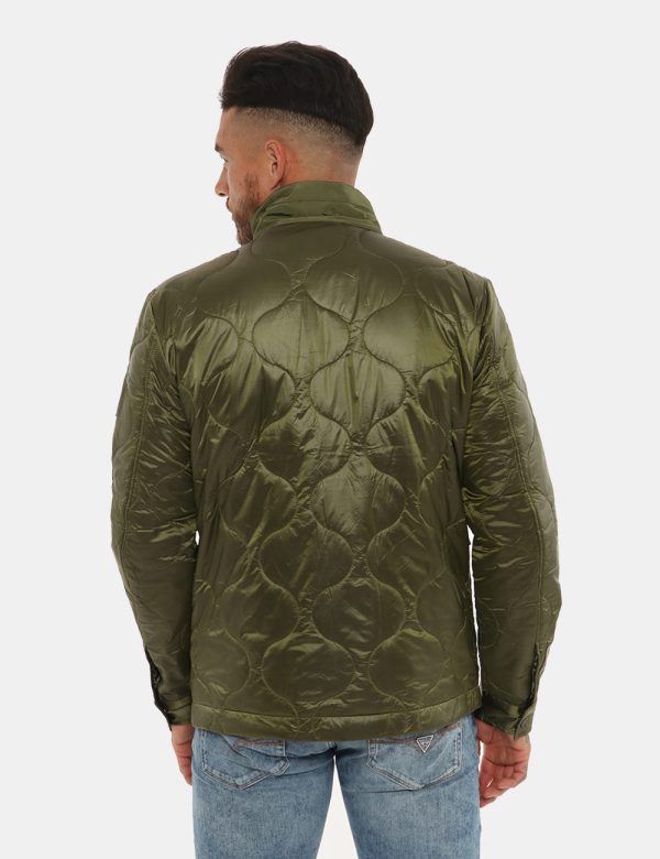 Giaccone Guess verde - COMPOSIZIONE E VESTIBILITÀ:100% poliammideIl modello è alto 178 cm e indossa la taglia L. La vestibil