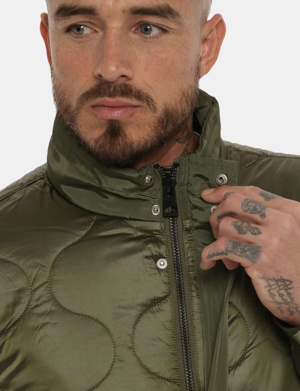 Giaccone Guess verde - COMPOSIZIONE E VESTIBILITÀ:100% poliammideIl modello è alto 178 cm e indossa la taglia L. La vestibil