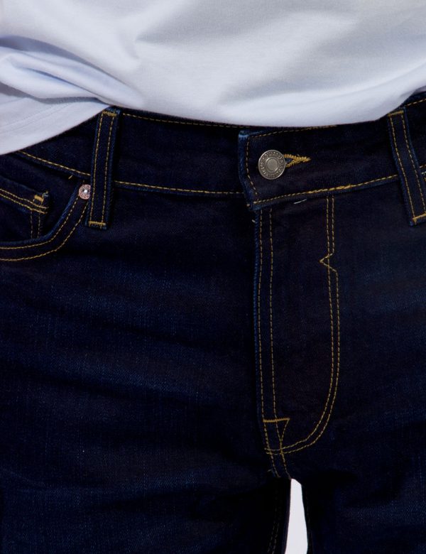 Jeans Guess Jeans - Jeans in total blu denim con tasche sagomate sul fronte e tasche a toppa sul retro. La vestibilità è mor