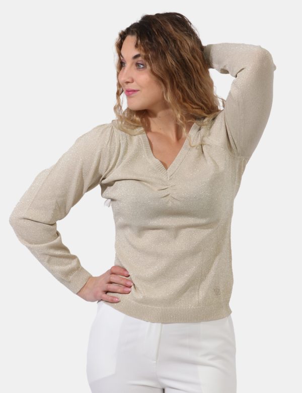 Maglia Yes Zee Oro - Maglione leggero con scollo a V in total dorato con filo lurex. La vestibilità è morbida e regolare. Il