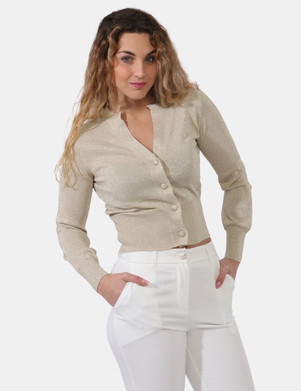 Maglia Yes Zee Oro - Maglione leggero modello cardigan in total oro con filo lurex. La vestibilità è morbida e pratica grazi