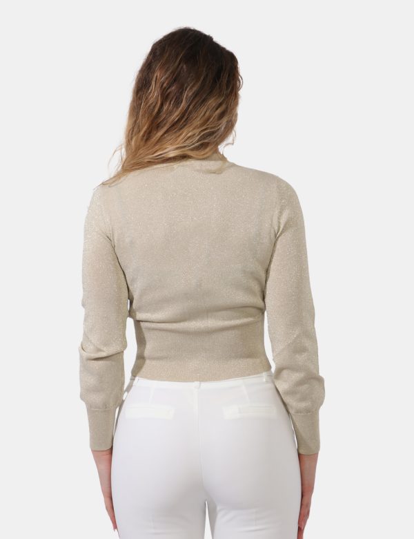 Maglia Yes Zee Oro - Maglione leggero modello cardigan in total oro con filo lurex. La vestibilità è morbida e pratica grazi