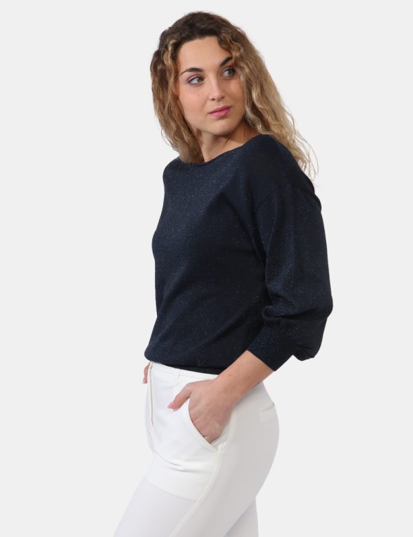 Maglia Yes Zee Blu - Maglione leggero con scollo ampio in total blu navy con filo lurex. La vestibilità è morbida e regolare