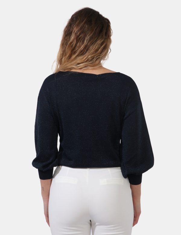 Maglia Yes Zee Blu - Maglione leggero con scollo ampio in total blu navy con filo lurex. La vestibilità è morbida e regolare