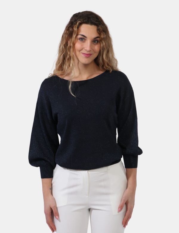 Maglia Yes Zee Blu - Maglione leggero con scollo ampio in total blu navy con filo lurex. La vestibilità è morbida e regolare