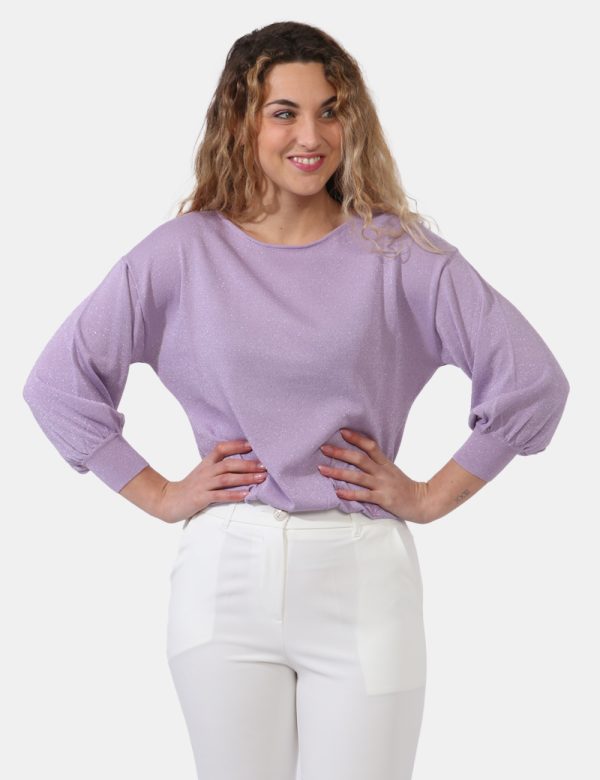 Maglia Yes Zee Viola - Maglione leggero con scollo ampio in total lilla con filo lurex. La vestibilità è morbida e regolare.