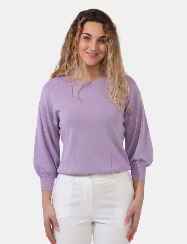 Maglia Yes Zee Viola - Maglione leggero con scollo ampio in total lilla con filo lurex. La vestibilità è morbida e regolare.