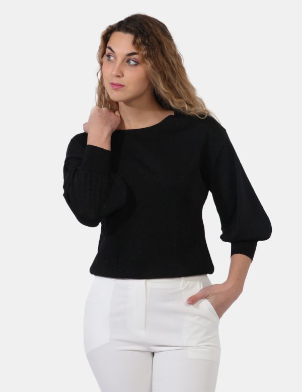 Maglia Yes Zee Nero - Maglione leggero con scollo ampio in total nero con filo lurex. La vestibilità è morbida e regolare. I