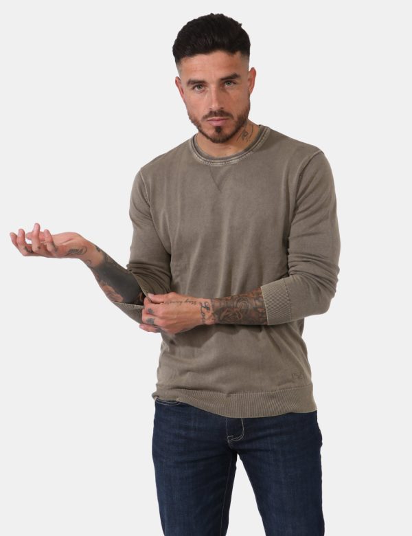 Maglia Yes Zee Marrone - Maglione leggero classico a girocollo in total marrone/grigiastro. Il capo è caratterizzato da cuci