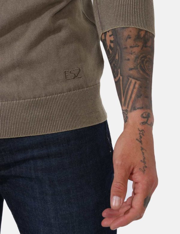 Maglia Yes Zee Marrone - Maglione leggero classico a girocollo in total marrone/grigiastro. Il capo è caratterizzato da cuci