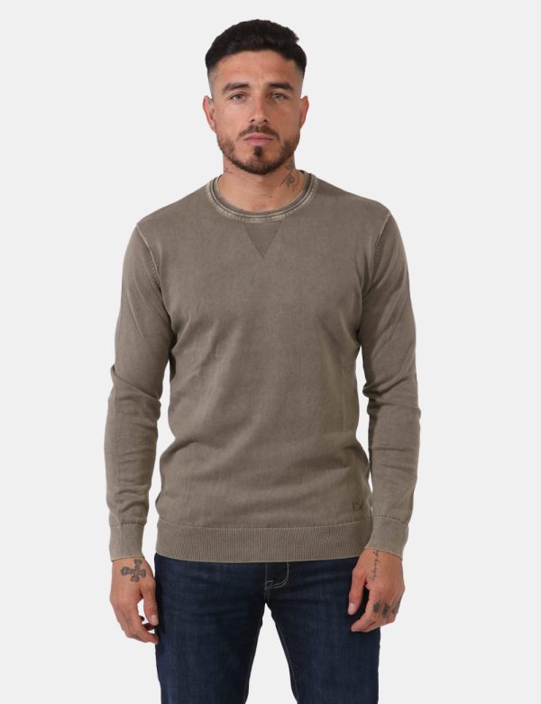 Maglia Yes Zee Marrone - Maglione leggero classico a girocollo in total marrone/grigiastro. Il capo è caratterizzato da cuci