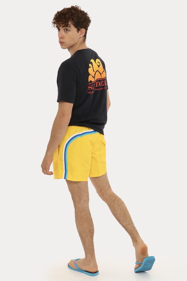 Costume Sundek giallo - COMPOSIZIONE E VESTIBILITÀ:100% poliestereIl modello è alto 175 cm e indossa la taglia L. La vestibi