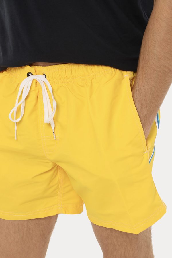 Costume Sundek giallo - COMPOSIZIONE E VESTIBILITÀ:100% poliestereIl modello è alto 175 cm e indossa la taglia L. La vestibi