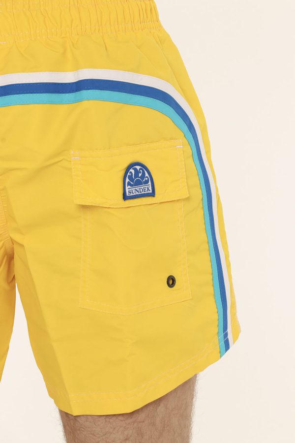 Costume Sundek giallo - COMPOSIZIONE E VESTIBILITÀ:100% poliestereIl modello è alto 175 cm e indossa la taglia L. La vestibi