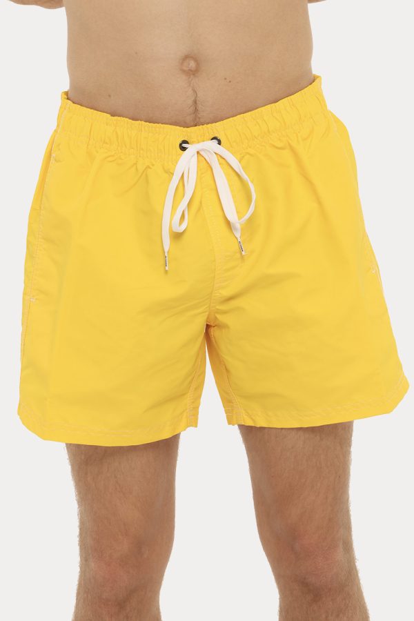 Costume Sundek giallo - COMPOSIZIONE E VESTIBILITÀ:100% poliestereIl modello è alto 175 cm e indossa la taglia L. La vestibi