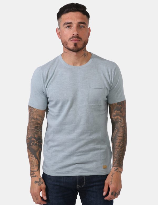 T-shirt Yes Zee Azzurro - T-shirt in maglina ed in total azzurro slavato con taschino a toppa ad altezza cuore. La vestibili