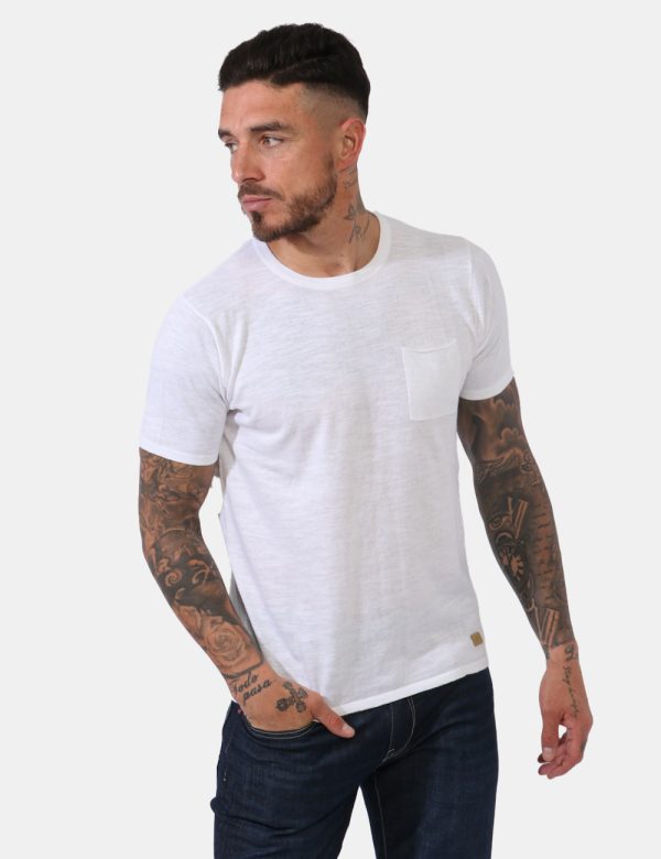T-shirt Yes Zee Bianco - T-shirt in maglina ed in total bianco panna con taschino a toppa ad altezza cuore. La vestibilità è