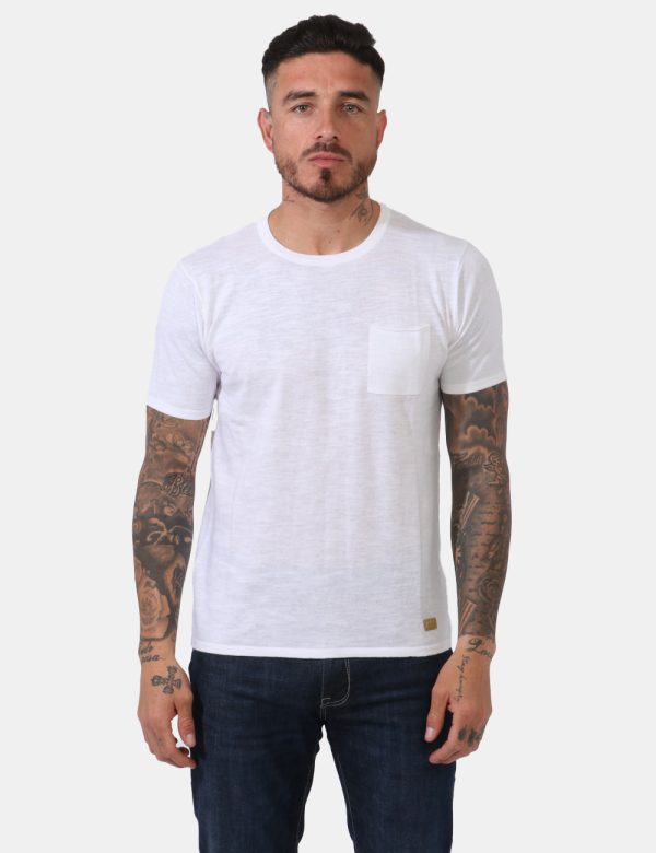 T-shirt Yes Zee Bianco - T-shirt in maglina ed in total bianco panna con taschino a toppa ad altezza cuore. La vestibilità è
