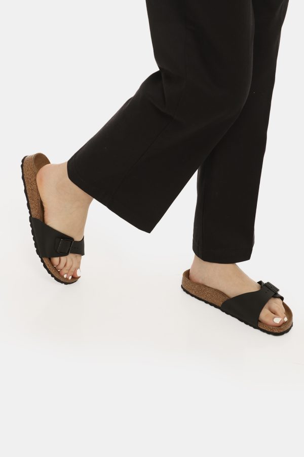 Sandali Birkenstock nero - COMPOSIZIONE E VESTIBILITÀ:Cuoio materiali tessili e altre materieLa modella è alta 170 cm e indo