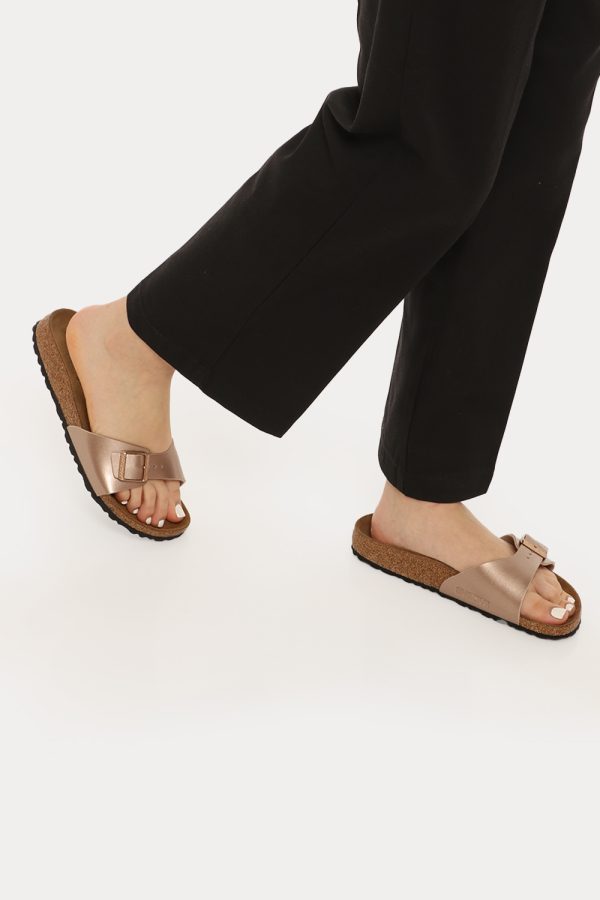 Sandali Birkenstock bronzo - COMPOSIZIONE E VESTIBILITÀ:Cuoio materiali tessili e altre materieLa modella è alta 170 cm e in
