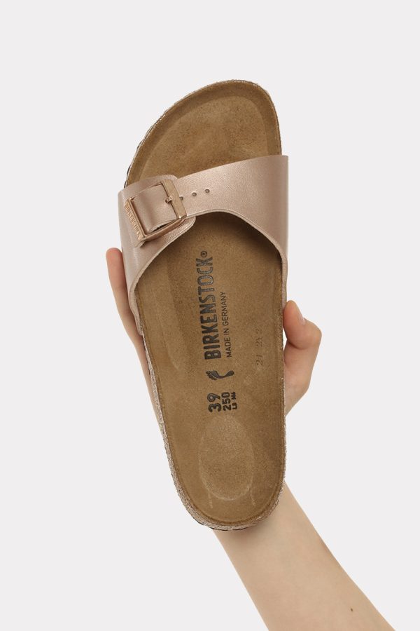 Sandali Birkenstock bronzo - COMPOSIZIONE E VESTIBILITÀ:Cuoio materiali tessili e altre materieLa modella è alta 170 cm e in