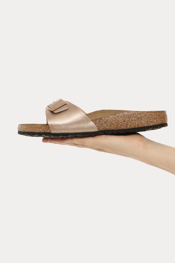 Sandali Birkenstock bronzo - COMPOSIZIONE E VESTIBILITÀ:Cuoio materiali tessili e altre materieLa modella è alta 170 cm e in