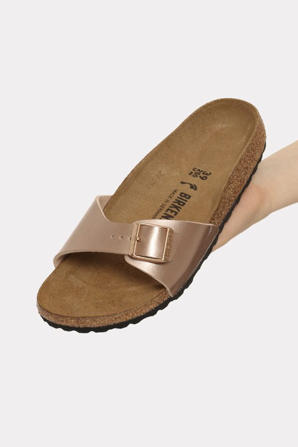 Sandali Birkenstock bronzo - COMPOSIZIONE E VESTIBILITÀ:Cuoio materiali tessili e altre materieLa modella è alta 170 cm e in
