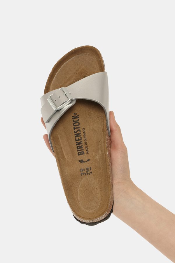 Sandali Birkenstock argento - COMPOSIZIONE E VESTIBILITÀ:Cuoio materiali tessili e altre materieLa modella calza il numero 3