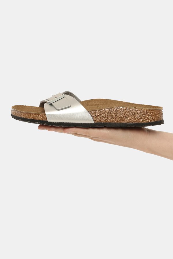 Sandali Birkenstock argento - COMPOSIZIONE E VESTIBILITÀ:Cuoio materiali tessili e altre materieLa modella calza il numero 3