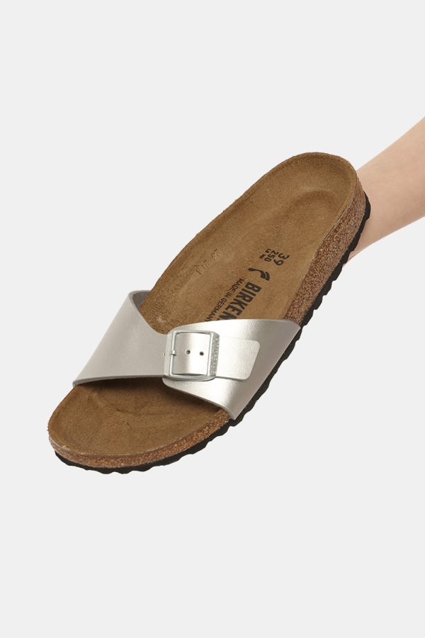 Sandali Birkenstock argento - COMPOSIZIONE E VESTIBILITÀ:Cuoio materiali tessili e altre materieLa modella calza il numero 3