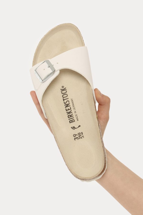 Sandali Birkenstock bianco - COMPOSIZIONE E VESTIBILITÀ:Cuoio materiali tessili e altre materieLa modella calza il numero 39