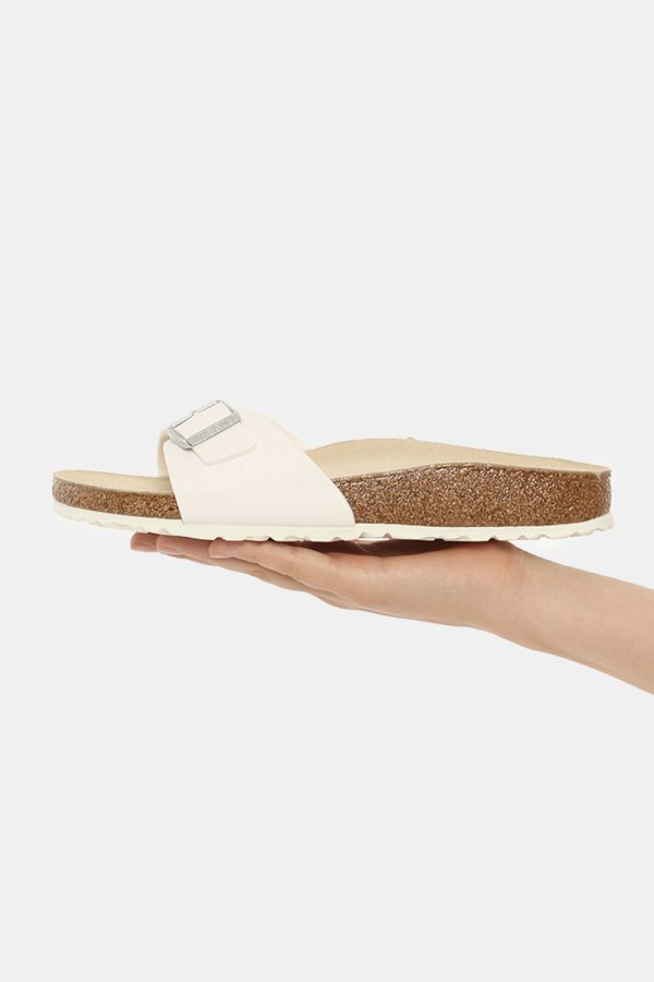 Sandali Birkenstock bianco - COMPOSIZIONE E VESTIBILITÀ:Cuoio materiali tessili e altre materieLa modella calza il numero 39