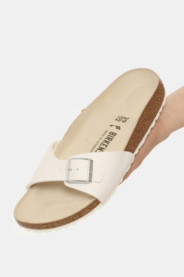 Sandali Birkenstock bianco - COMPOSIZIONE E VESTIBILITÀ:Cuoio materiali tessili e altre materieLa modella calza il numero 39
