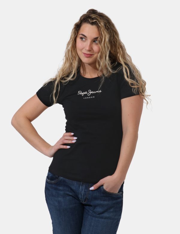 T-shirt Pepe Jeans Nero - T-shirt classica su base nera con piccola stampa logo brand bianca. La vestibilità è morbida e reg