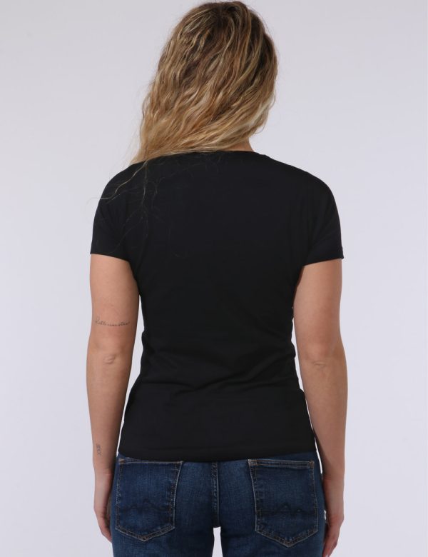 T-shirt Pepe Jeans Nero - T-shirt classica su base nera con piccola stampa logo brand bianca. La vestibilità è morbida e reg