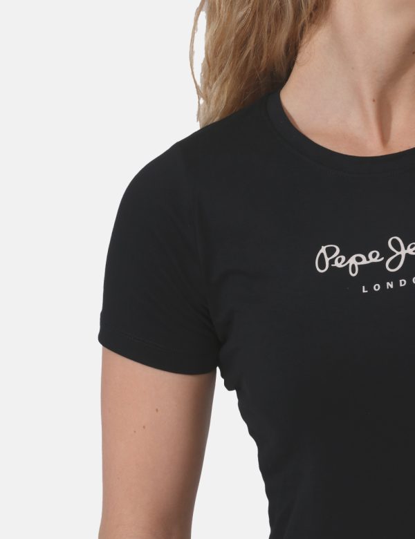T-shirt Pepe Jeans Nero - T-shirt classica su base nera con piccola stampa logo brand bianca. La vestibilità è morbida e reg