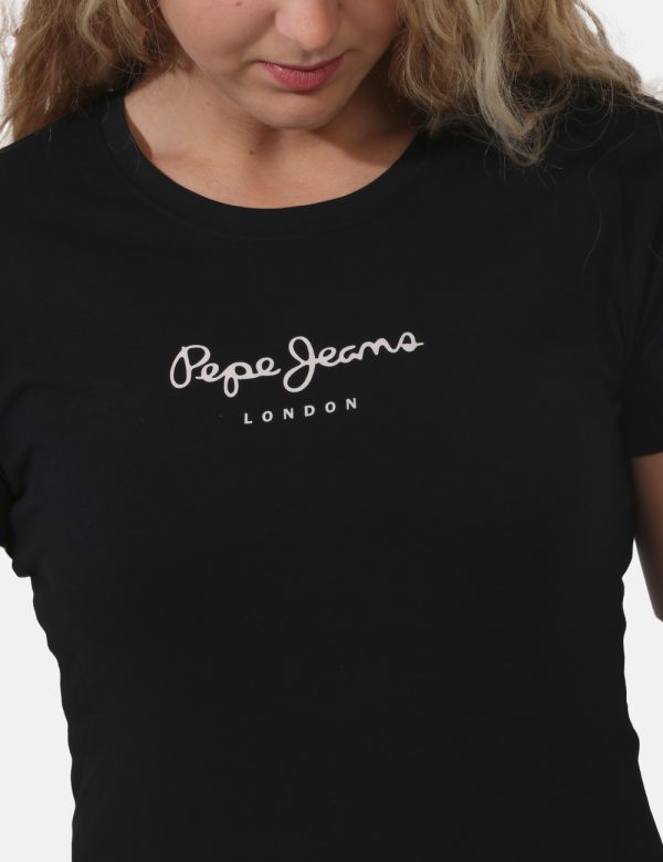 T-shirt Pepe Jeans Nero - T-shirt classica su base nera con piccola stampa logo brand bianca. La vestibilità è morbida e reg